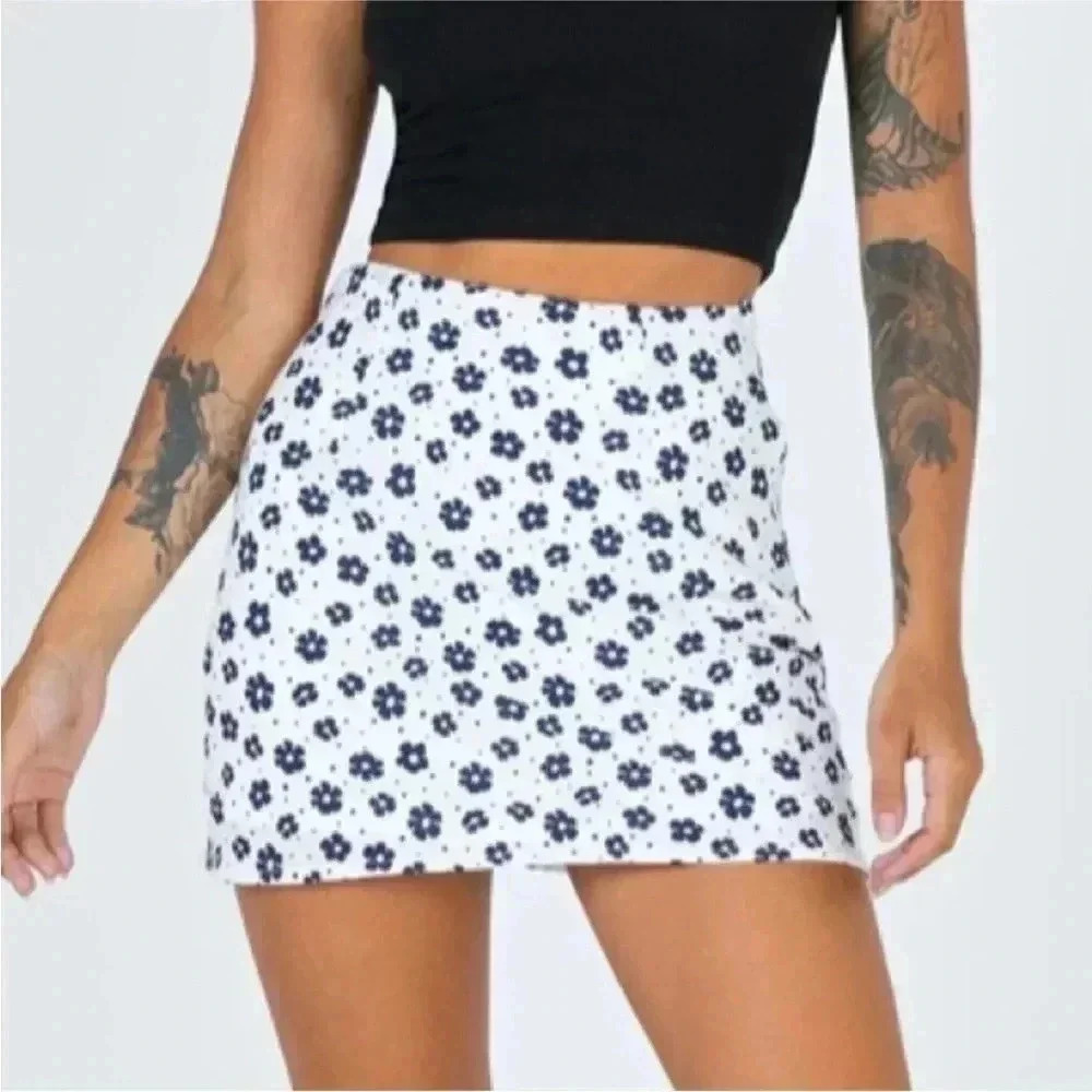 Princess Polly Size 6 skirt navy blue and white flower design high waist mini